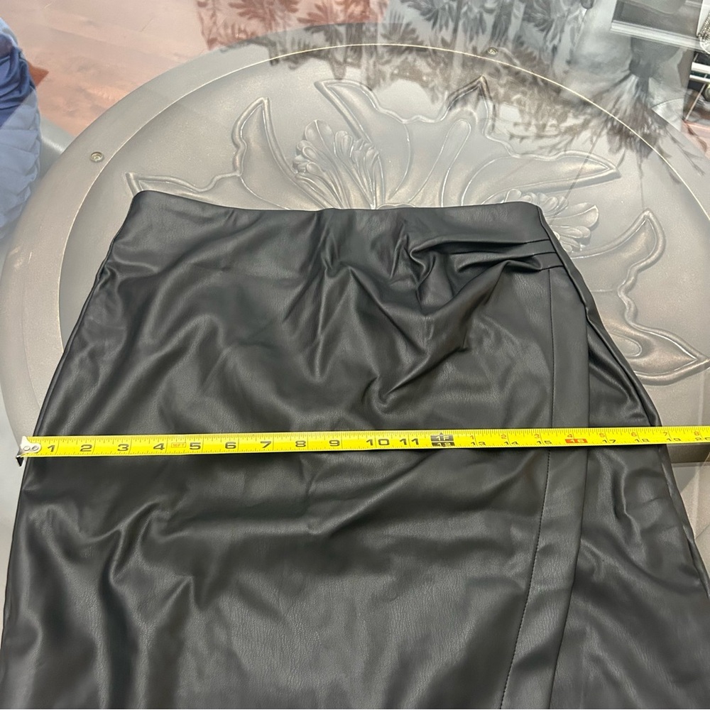 Suzy Shier Elegant Black Faux Leather pencil skirt size medium - Picture 8 of 10